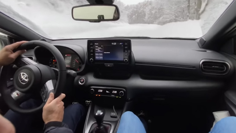 Δείτε το Toyota GR Yaris να κινείται στο χιόνι